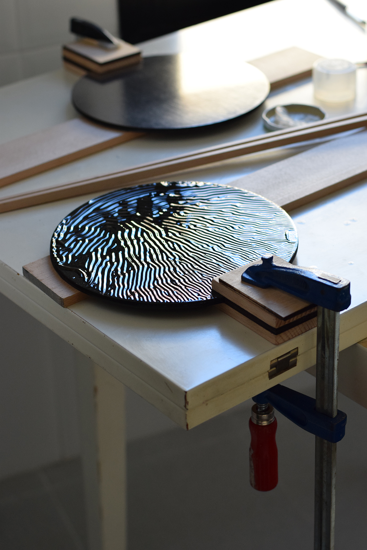 identity，Self recognition，Material Science，None，mirror，