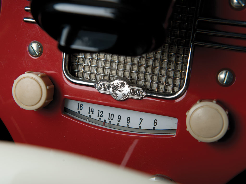 Apple red，Sports car，environment protection，Rear wheel drive，