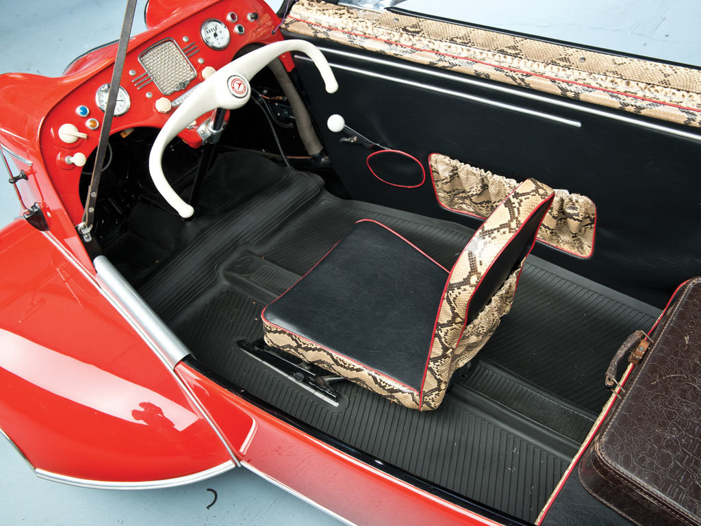 Apple red，Sports car，environment protection，Rear wheel drive，