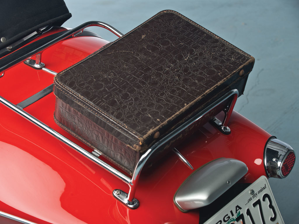 Apple red，Sports car，environment protection，Rear wheel drive，