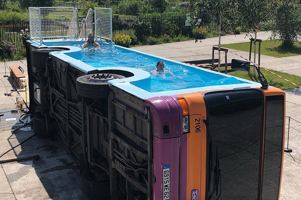 outdoors，Hammock，lamp，furnace，Swimming Pool，bathtub，