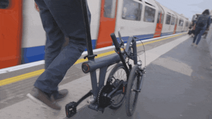 可折叠的电动自行车，