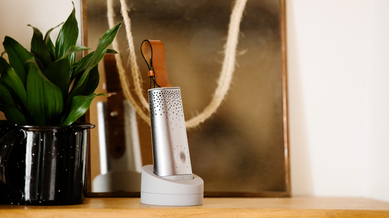 contaminated，air，2019 red dot product design award，reddot，Flow by Plume Labs，app，sensor，