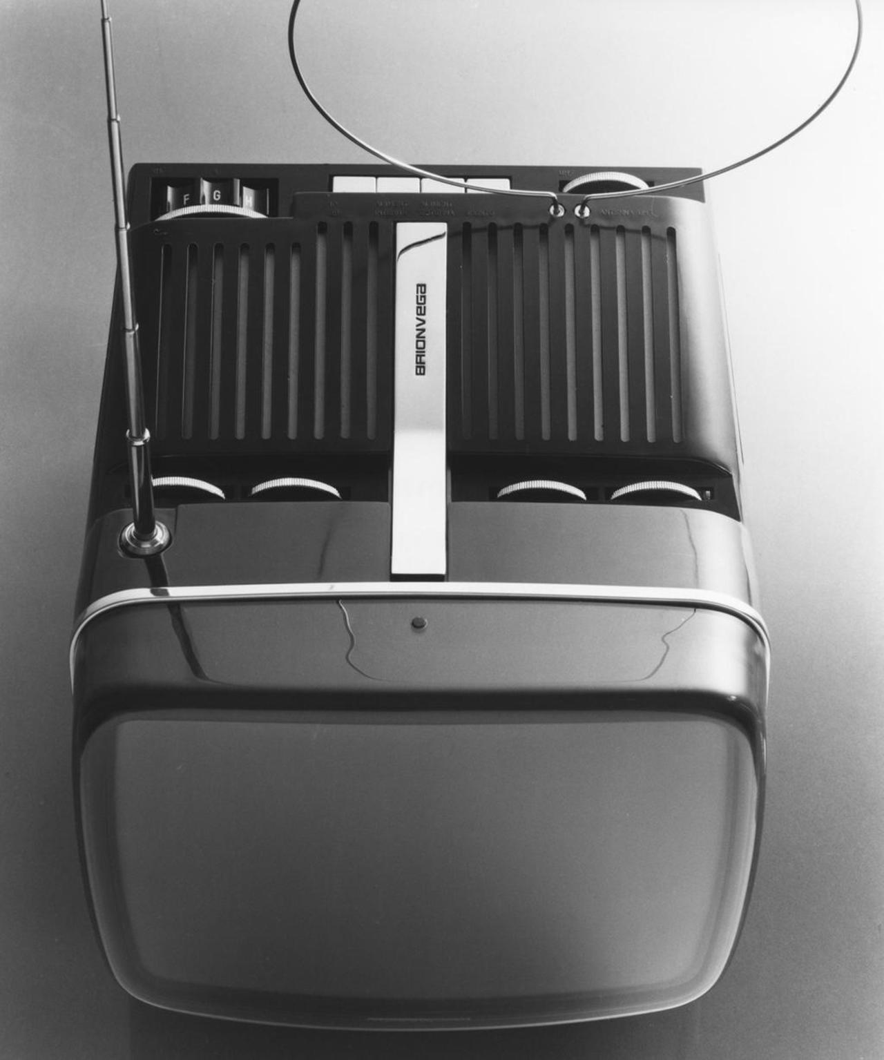 product，Designer biography，black and white，television，Blow，Retro，household electrical appliances，vehicle，