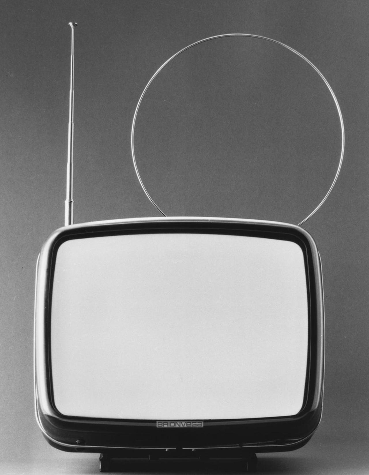 product，Designer biography，black and white，television，Blow，Retro，household electrical appliances，vehicle，
