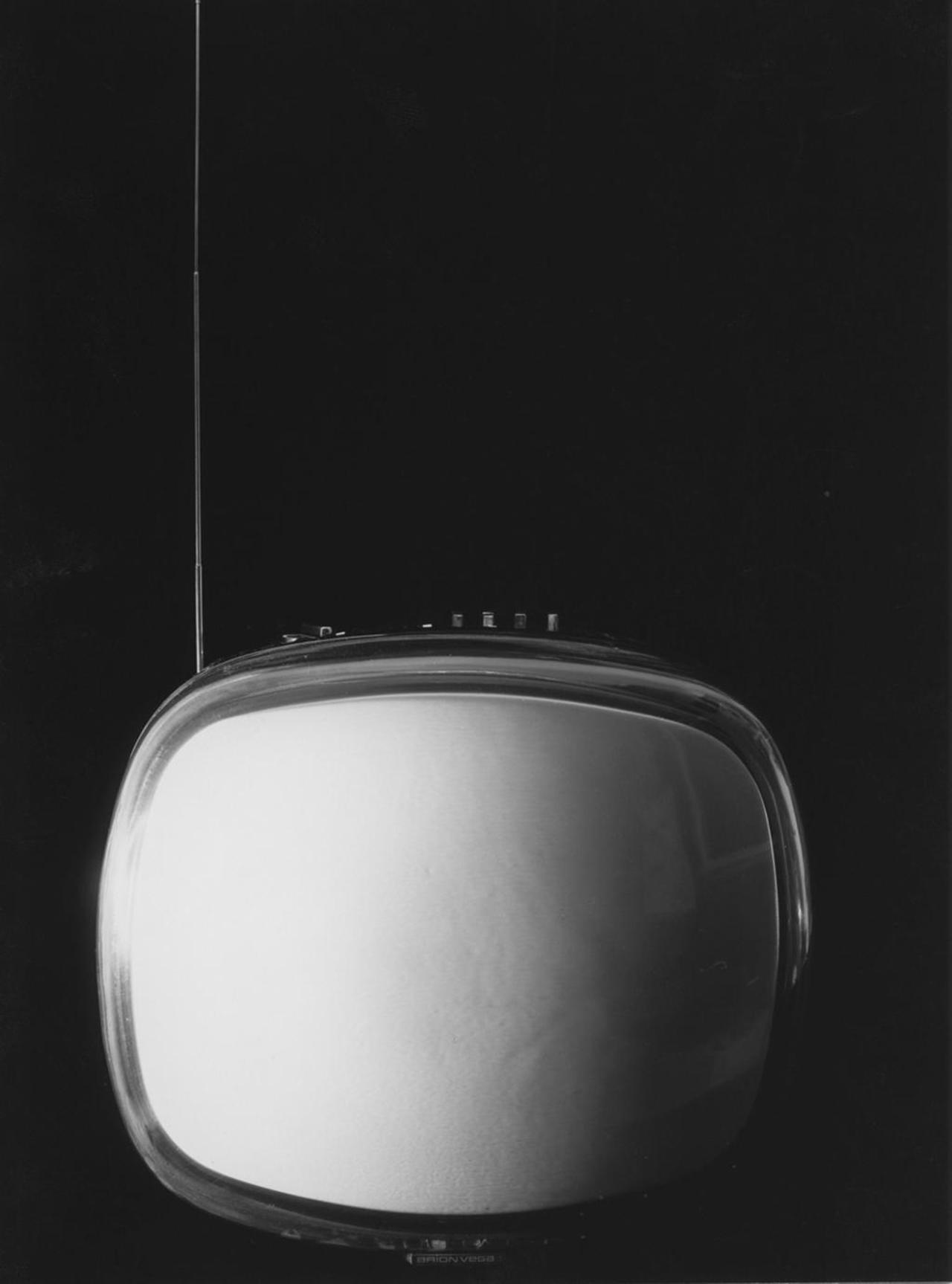 product，Designer biography，black and white，television，Blow，Retro，household electrical appliances，vehicle，