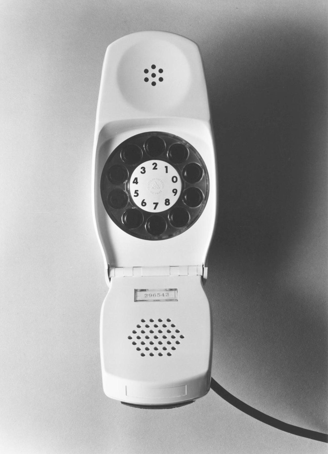 product，Designer biography，black and white，television，Blow，Retro，household electrical appliances，vehicle，