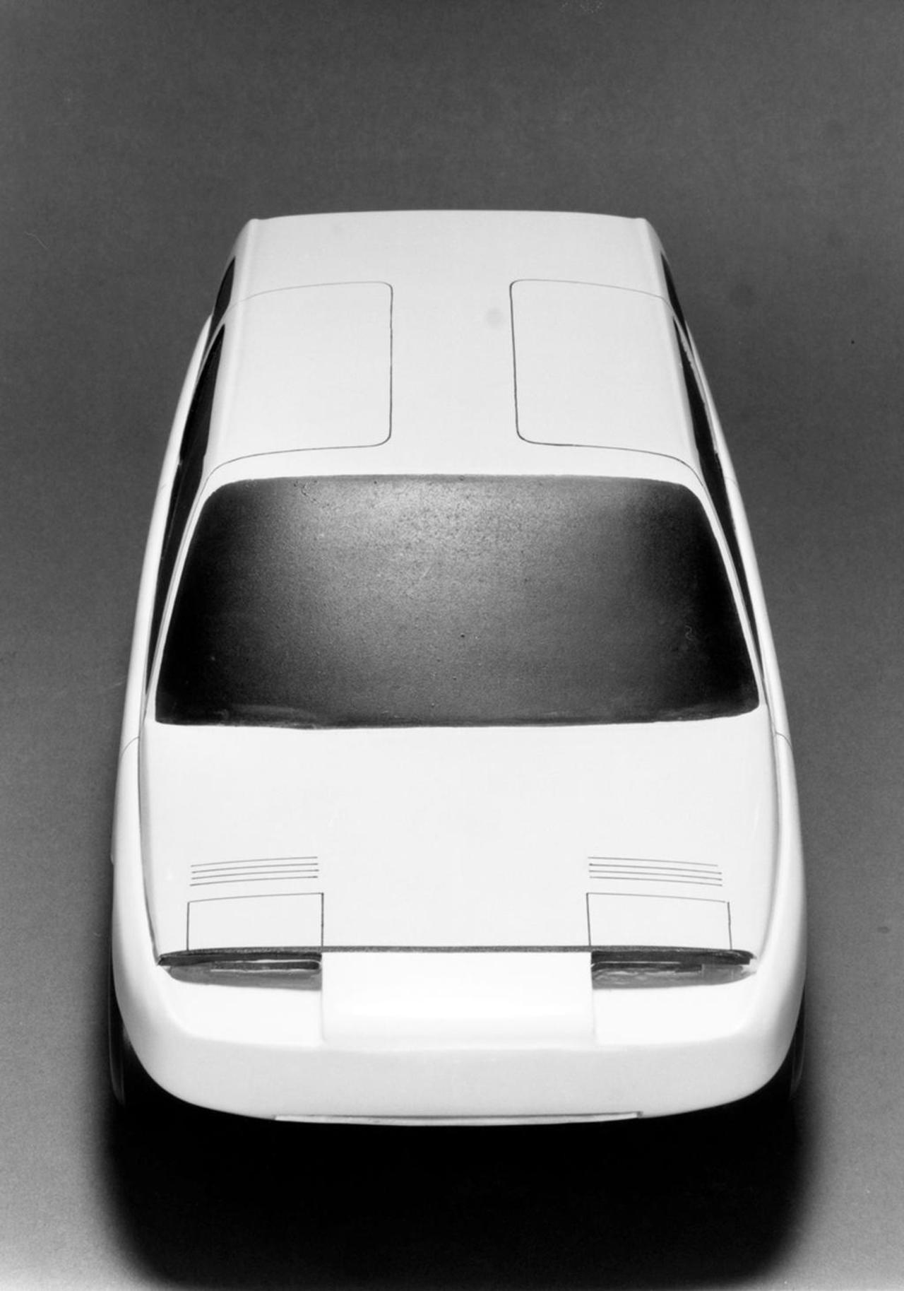 product，Designer biography，black and white，television，Blow，Retro，household electrical appliances，vehicle，