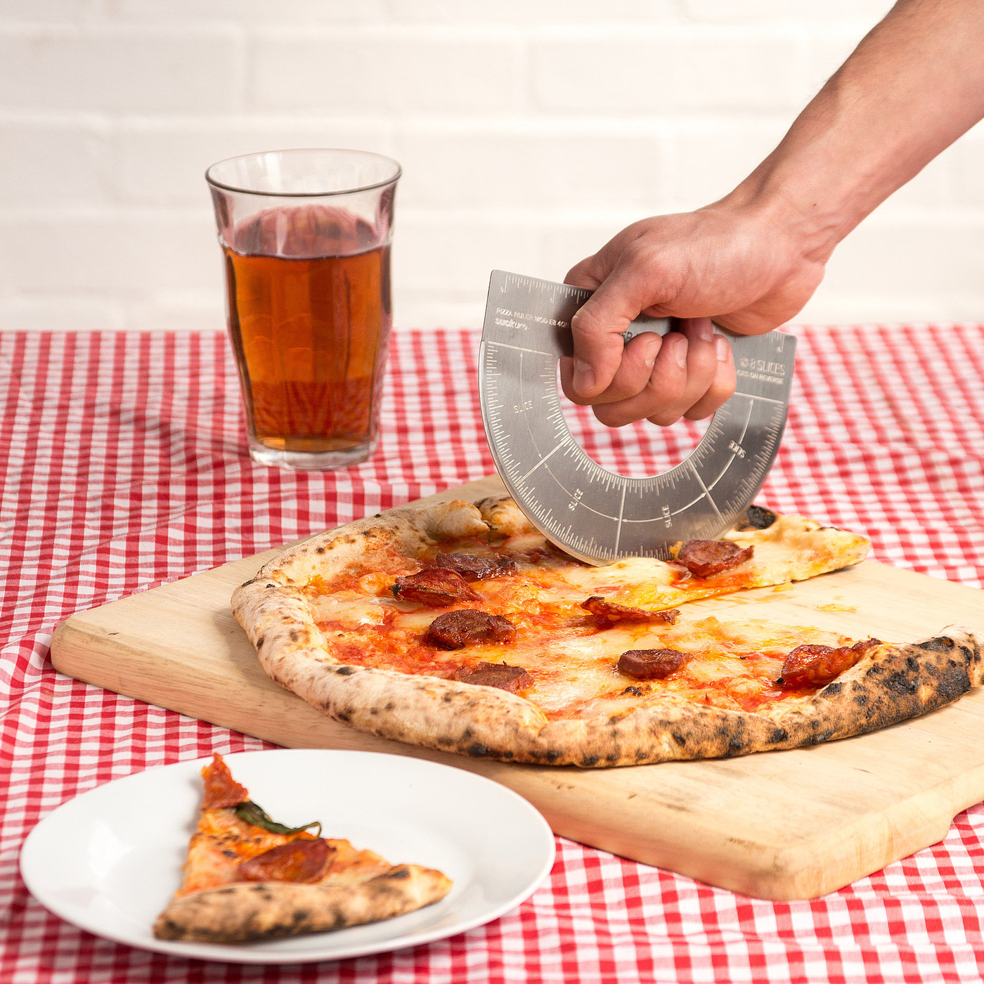 Pizza，Round ruler，cutting，
