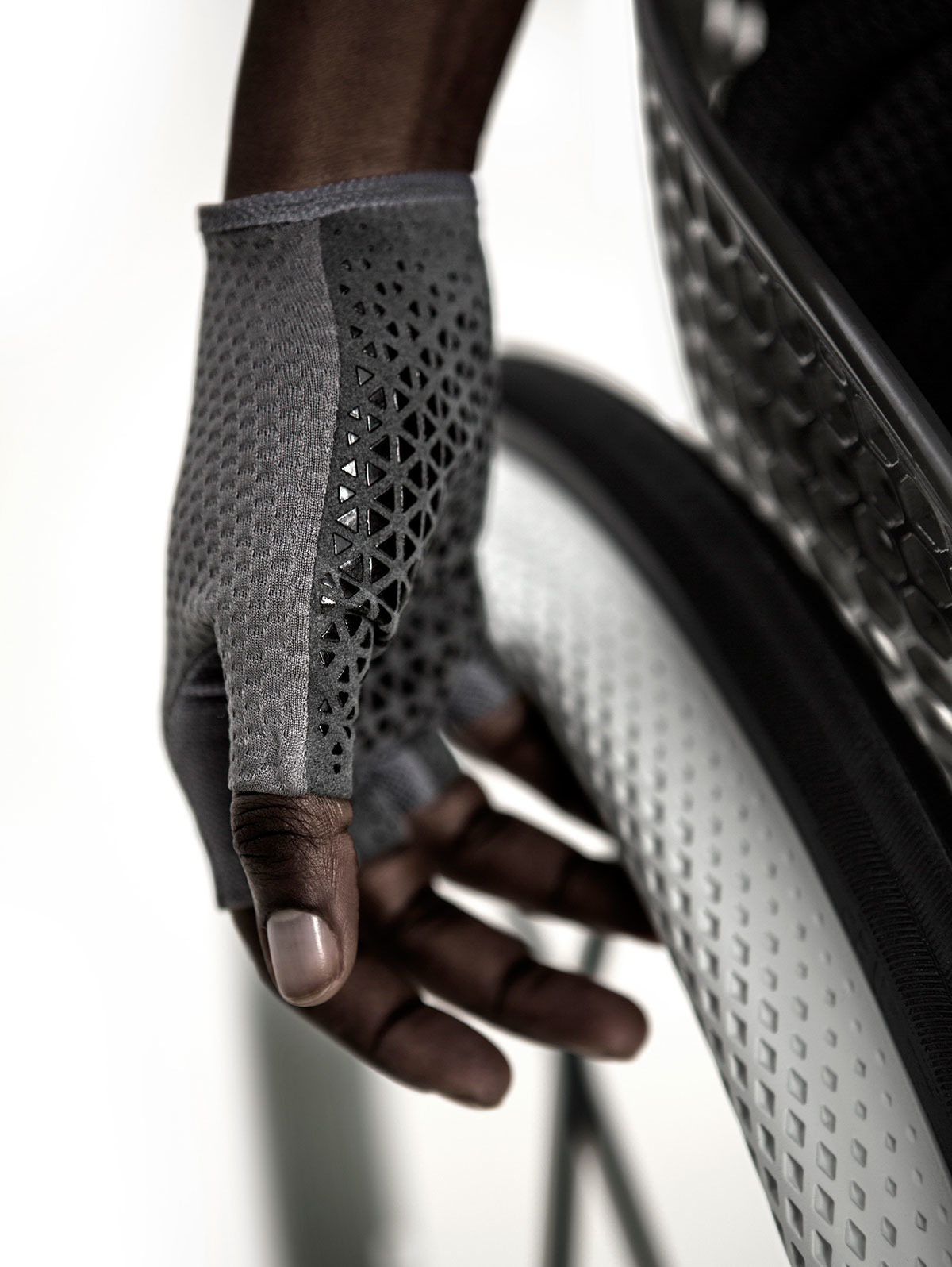 glove，industrial design，wheelchair，product design，cloth，