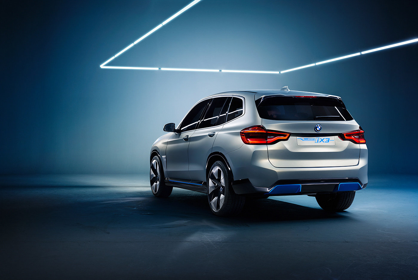 BMW iX3，汽车设计，银色，