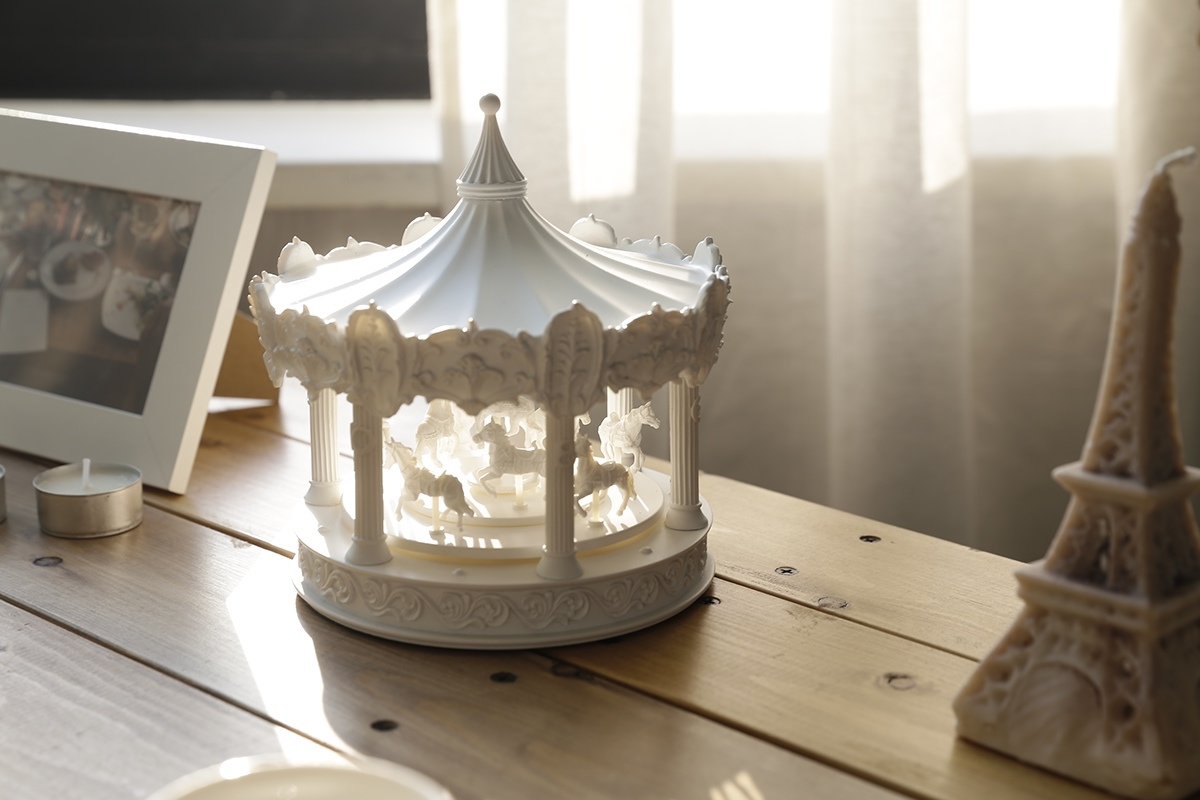 merry-go-round，Clock，It's dad，The minute hand is mom，The second hand is a little boy，