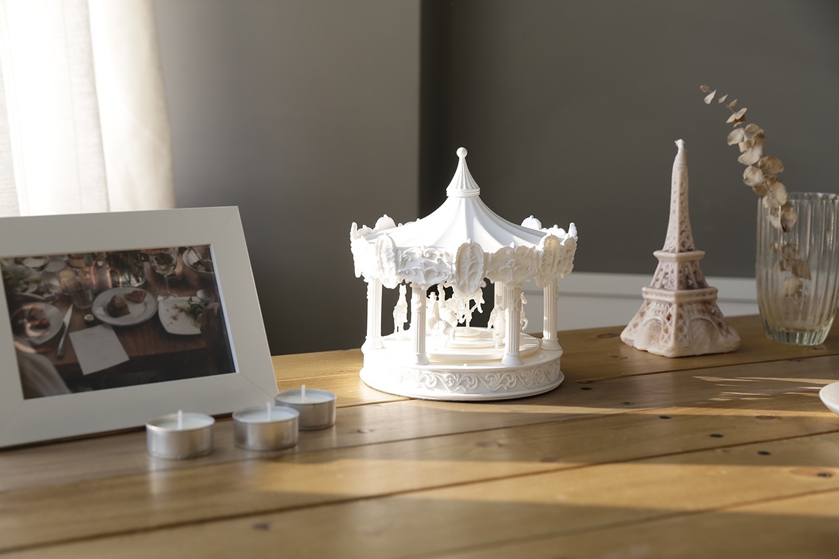 merry-go-round，Clock，It's dad，The minute hand is mom，The second hand is a little boy，