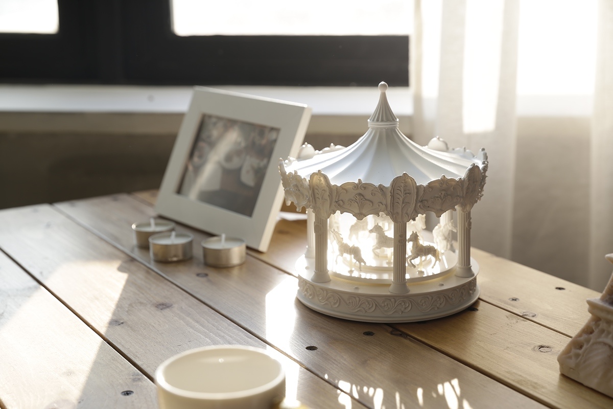 merry-go-round，Clock，It's dad，The minute hand is mom，The second hand is a little boy，