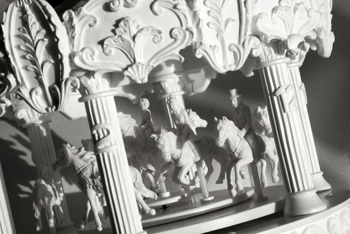 merry-go-round，Clock，It's dad，The minute hand is mom，The second hand is a little boy，