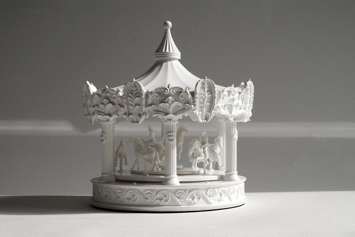 merry-go-round，Clock，It's dad，The minute hand is mom，The second hand is a little boy，