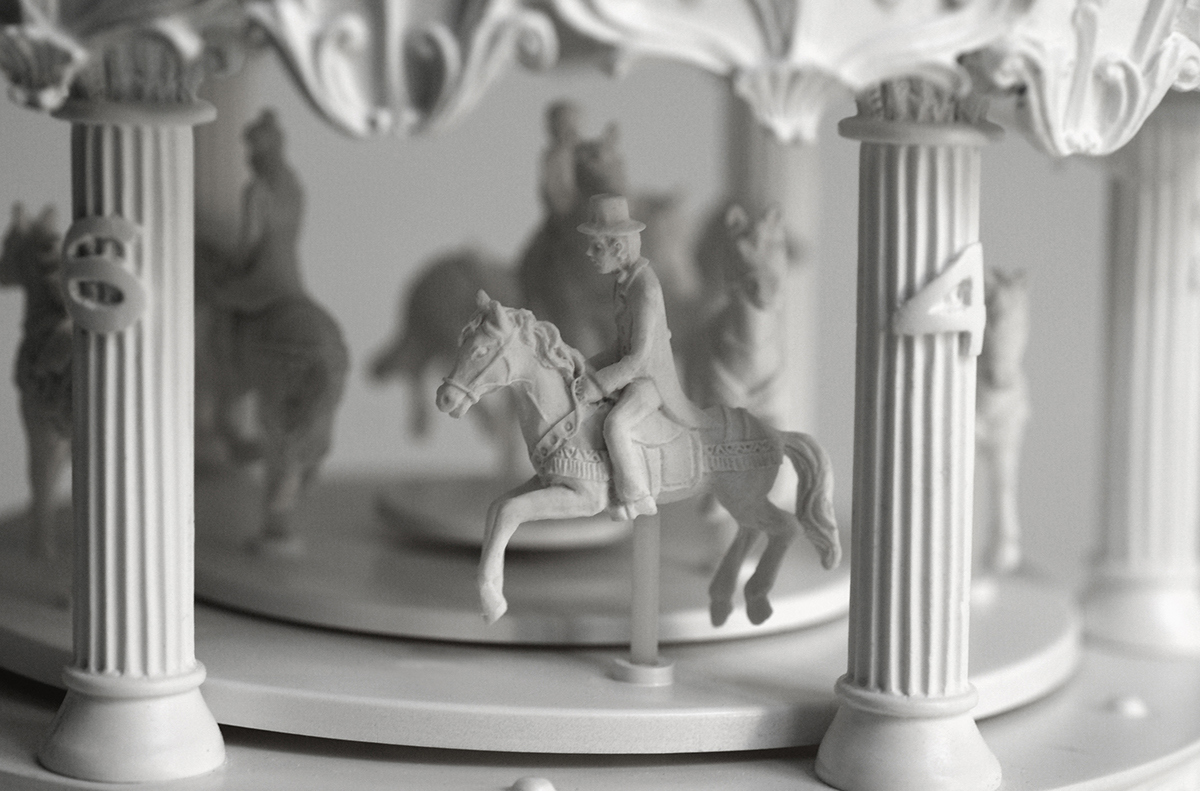 merry-go-round，Clock，It's dad，The minute hand is mom，The second hand is a little boy，