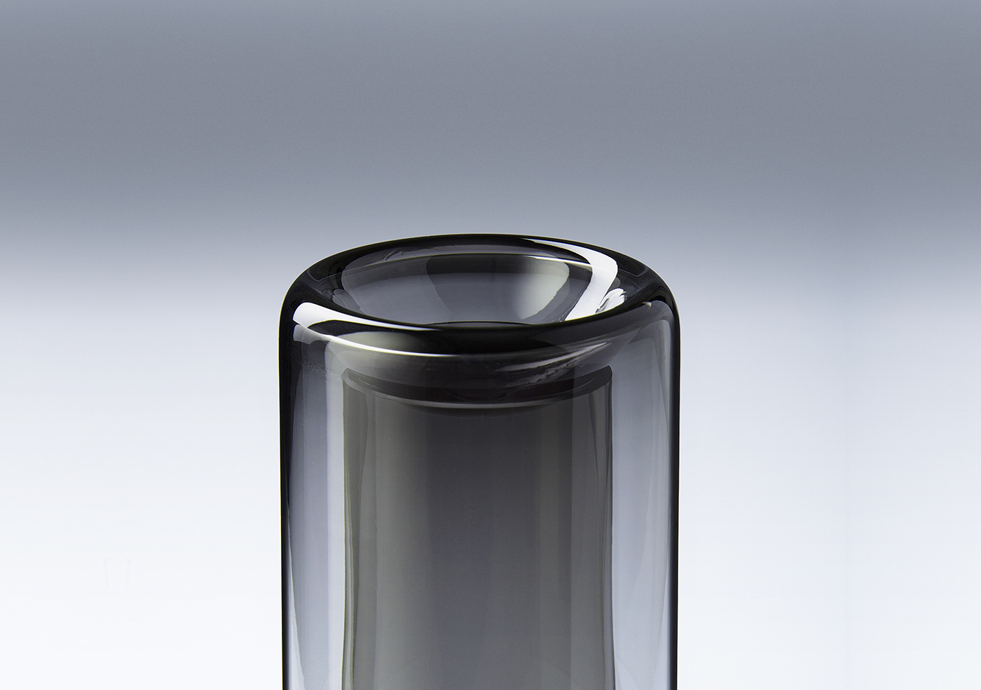 puntcarafe是用烟灰色的钠钙玻璃手工吹制的玻璃水瓶