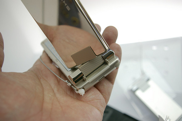 Clamshell mobile phone，Japanese design，Retro，