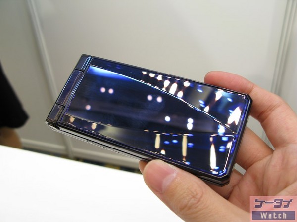 Clamshell mobile phone，Japanese design，Retro，