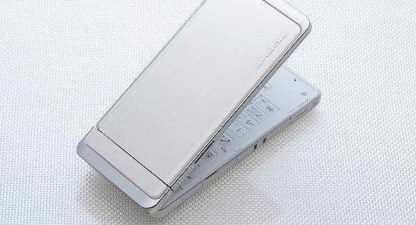 Clamshell mobile phone，Japanese design，Retro，