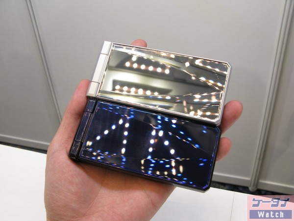 Clamshell mobile phone，Japanese design，Retro，