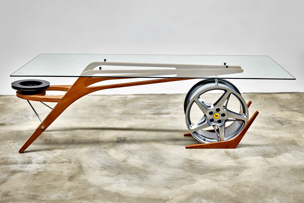 Car features，Ferrari，Table，Glass，woodiness，