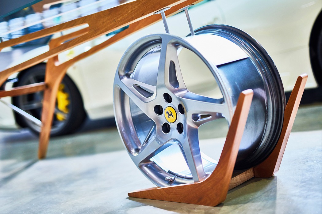 Car features，Ferrari，Table，Glass，woodiness，