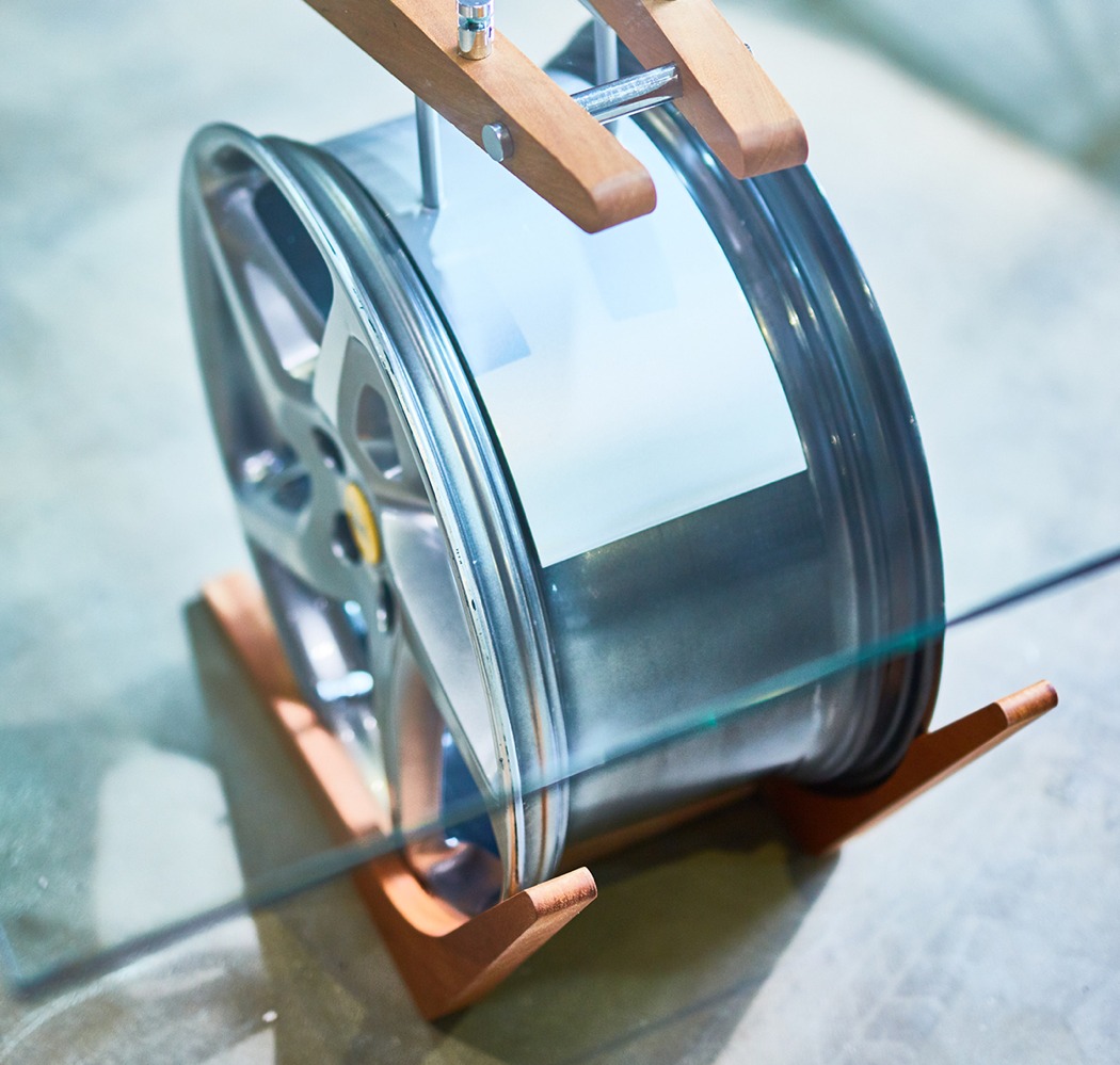 Car features，Ferrari，Table，Glass，woodiness，