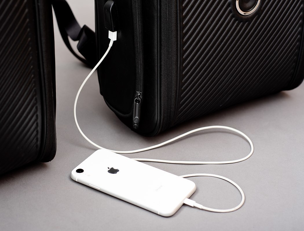 Guard against theft，Travelling bag，Intelligent lock，Travel companion app，