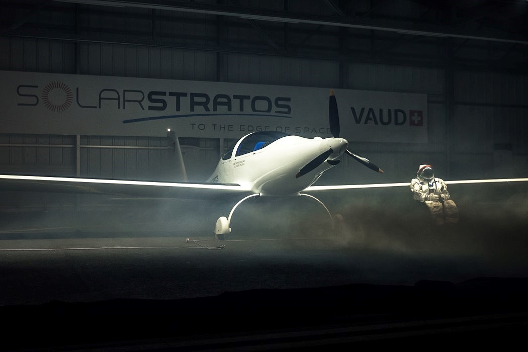 Two people，environment protection，solar energy，Aerocraft，