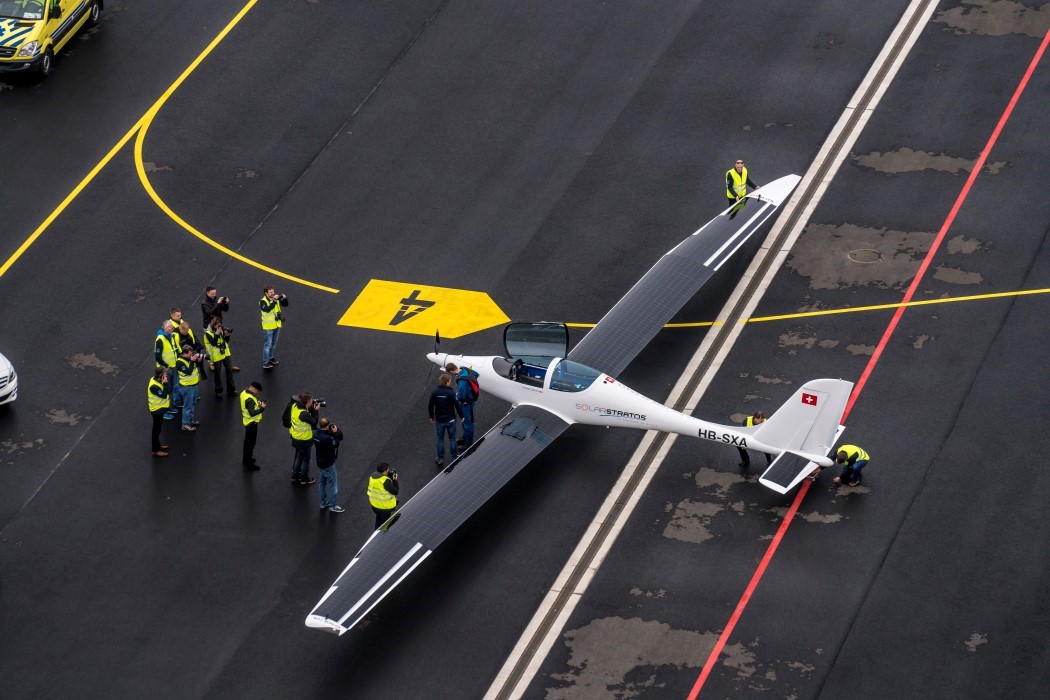 Two people，environment protection，solar energy，Aerocraft，