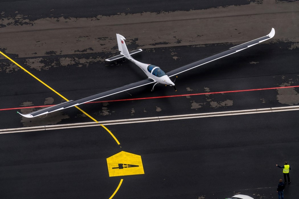 Two people，environment protection，solar energy，Aerocraft，