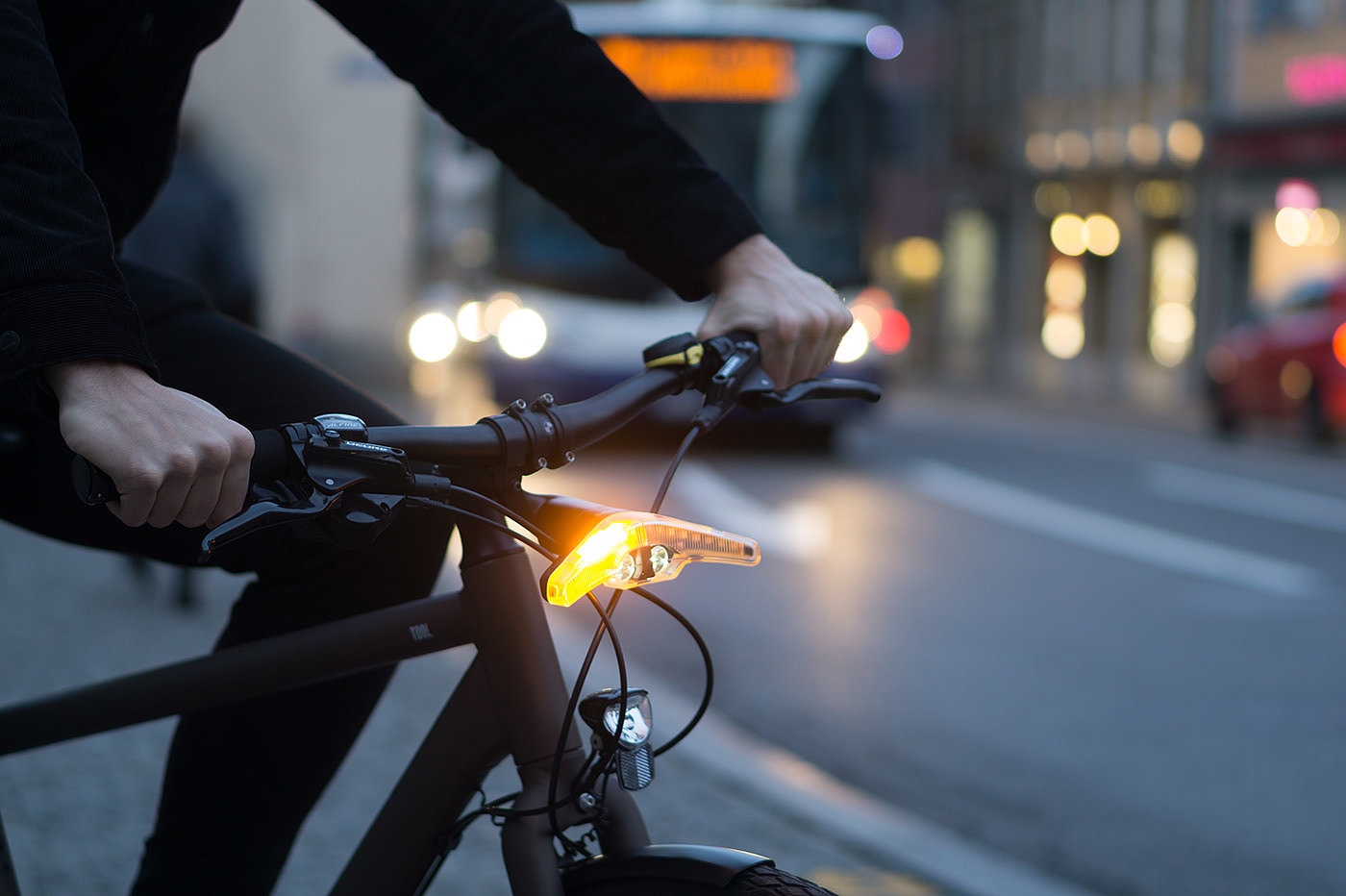 Bicycle，indicator light，to turn to，Intelligent cycle，