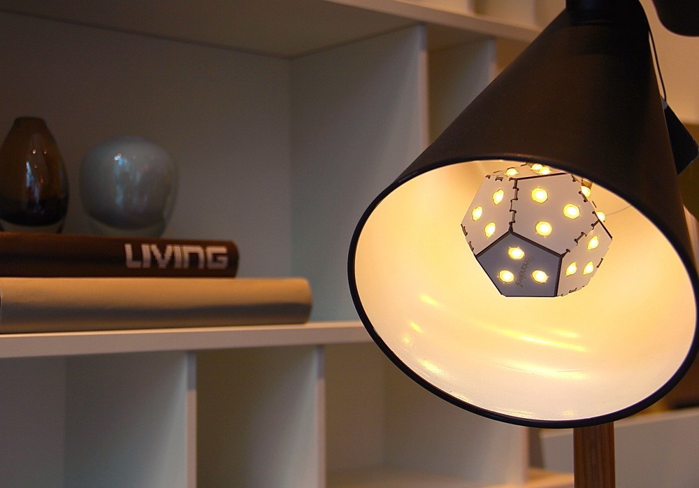 Controllable bulb，No dimmer switch is required，White black，Unique shape，