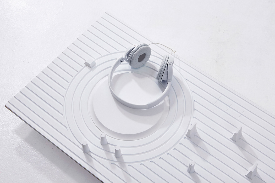 DJ console，white，Intelligent design，