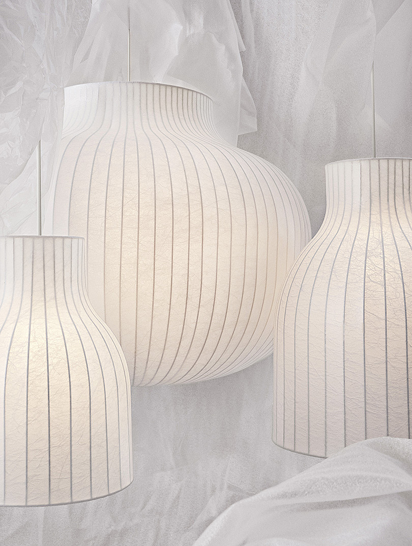Neutral tone，modern，a chandelier，Strand Lighting，