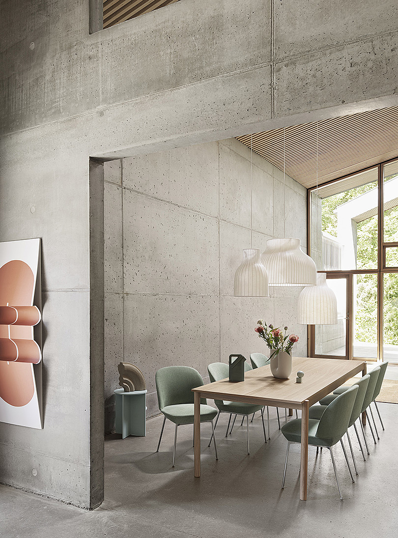 Neutral tone，modern，a chandelier，Strand Lighting，