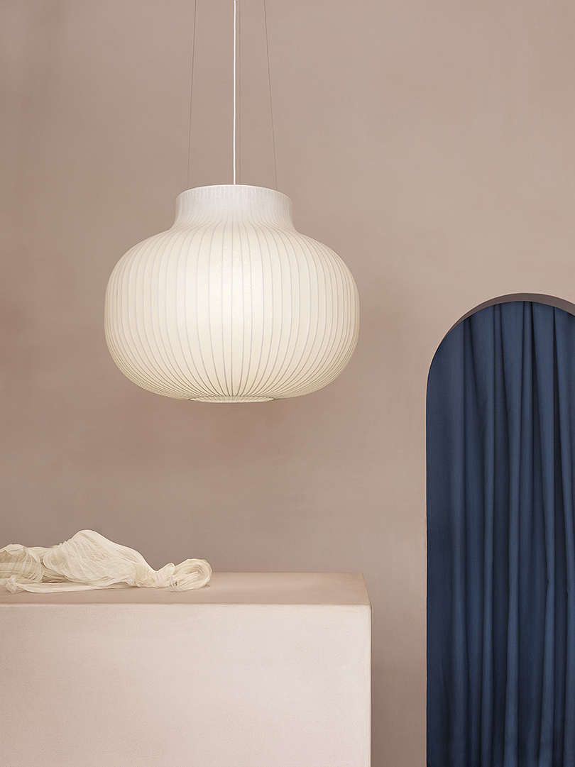 Neutral tone，modern，a chandelier，Strand Lighting，