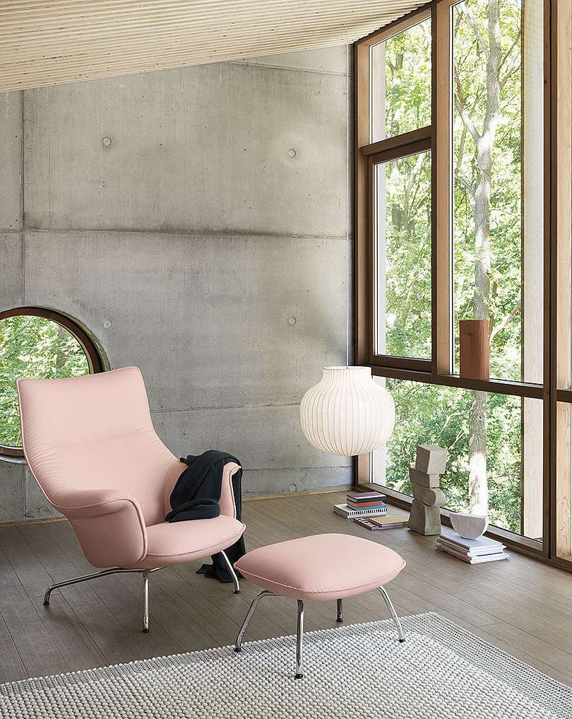 Neutral tone，modern，a chandelier，Strand Lighting，