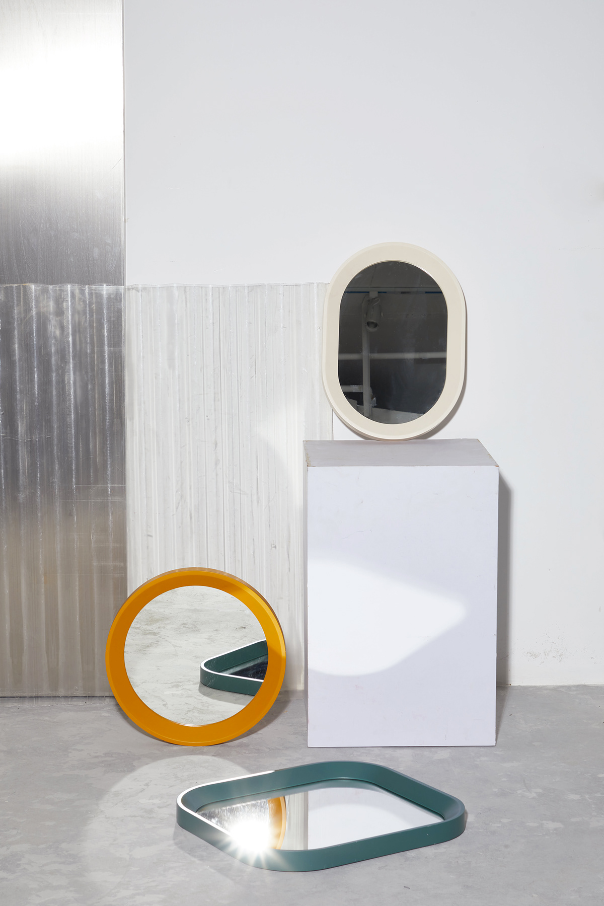 Traveller’s Mirror，Decorative mirror，car window，mirror，