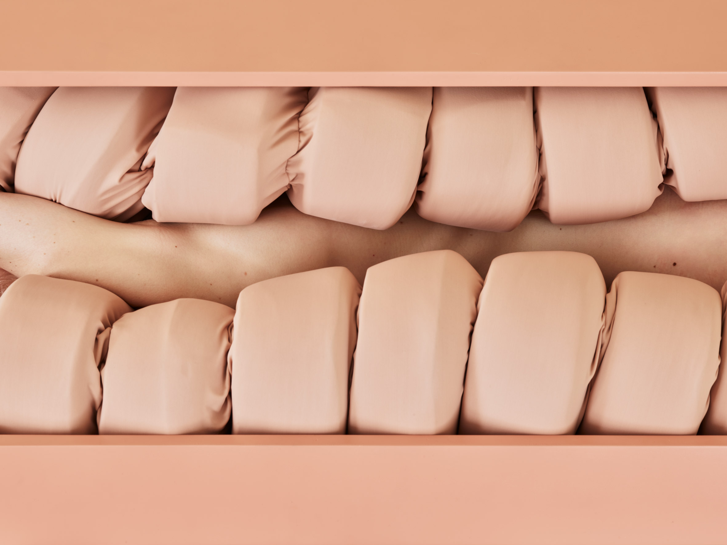 Pink，Embrace the machine，product design，