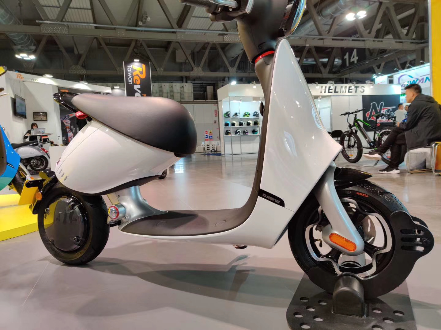 Electric vehicle，vehicle，