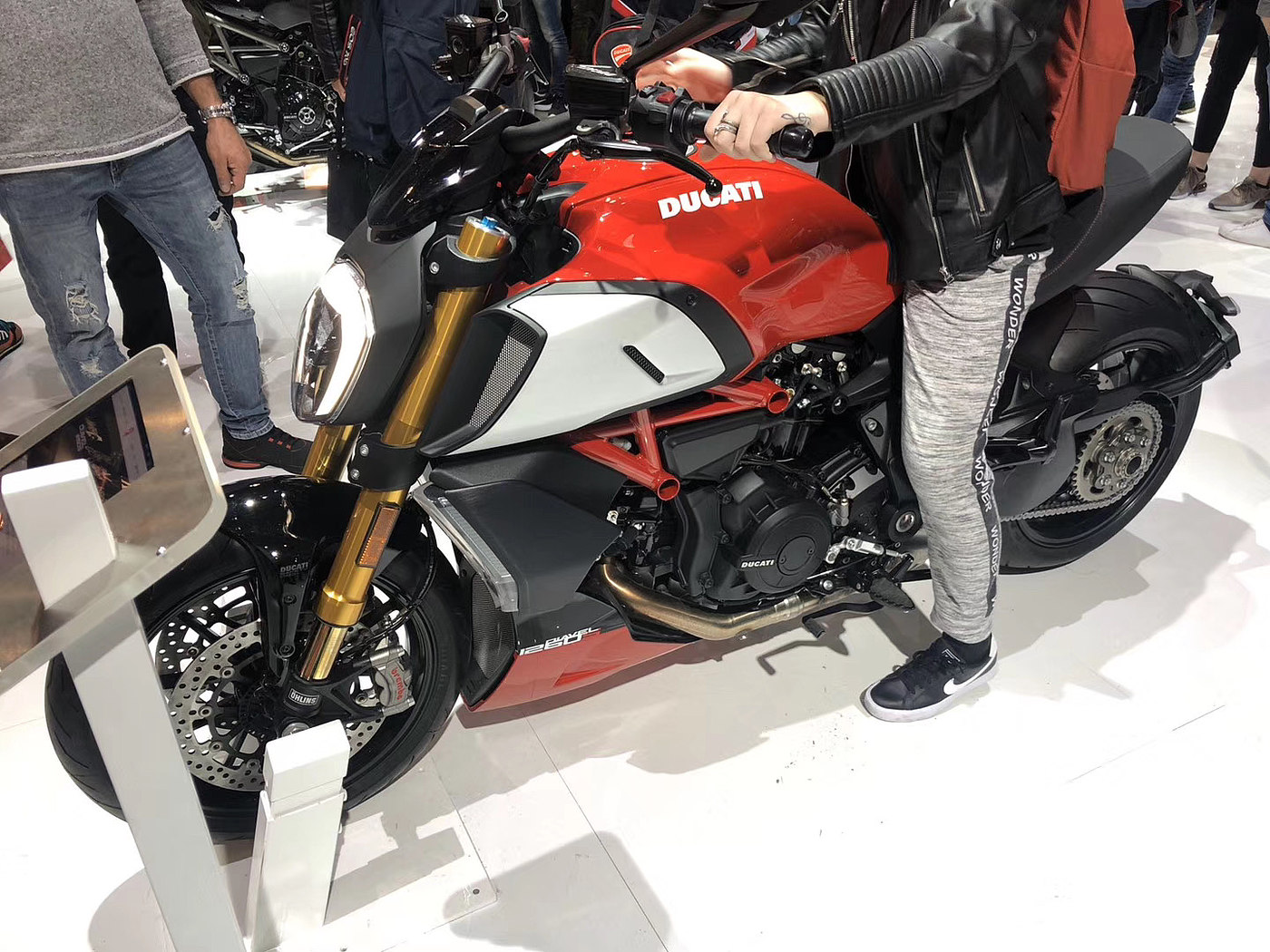 Electric vehicle，vehicle，