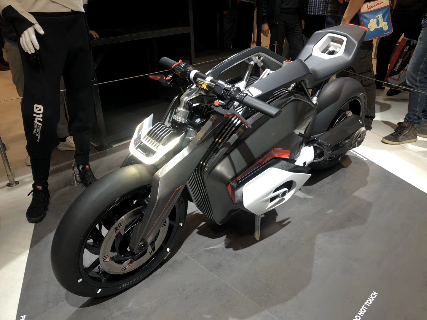 Electric vehicle，vehicle，