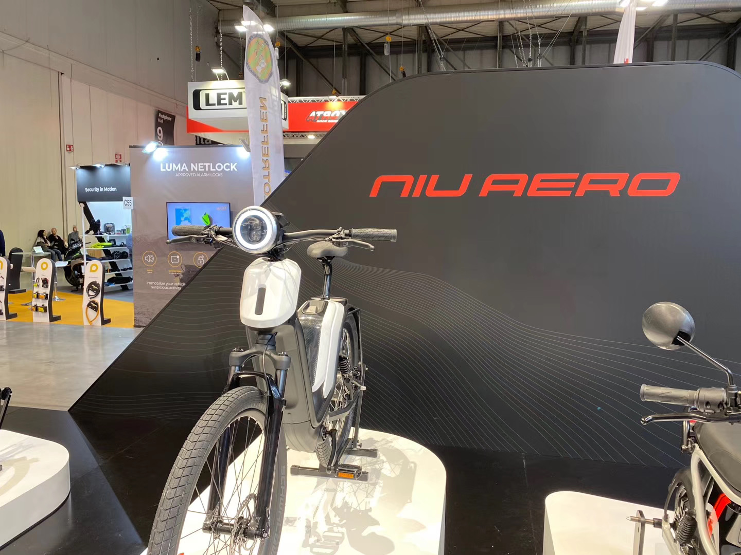 Electric vehicle，vehicle，