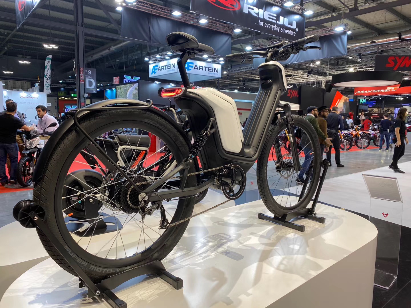 Electric vehicle，vehicle，