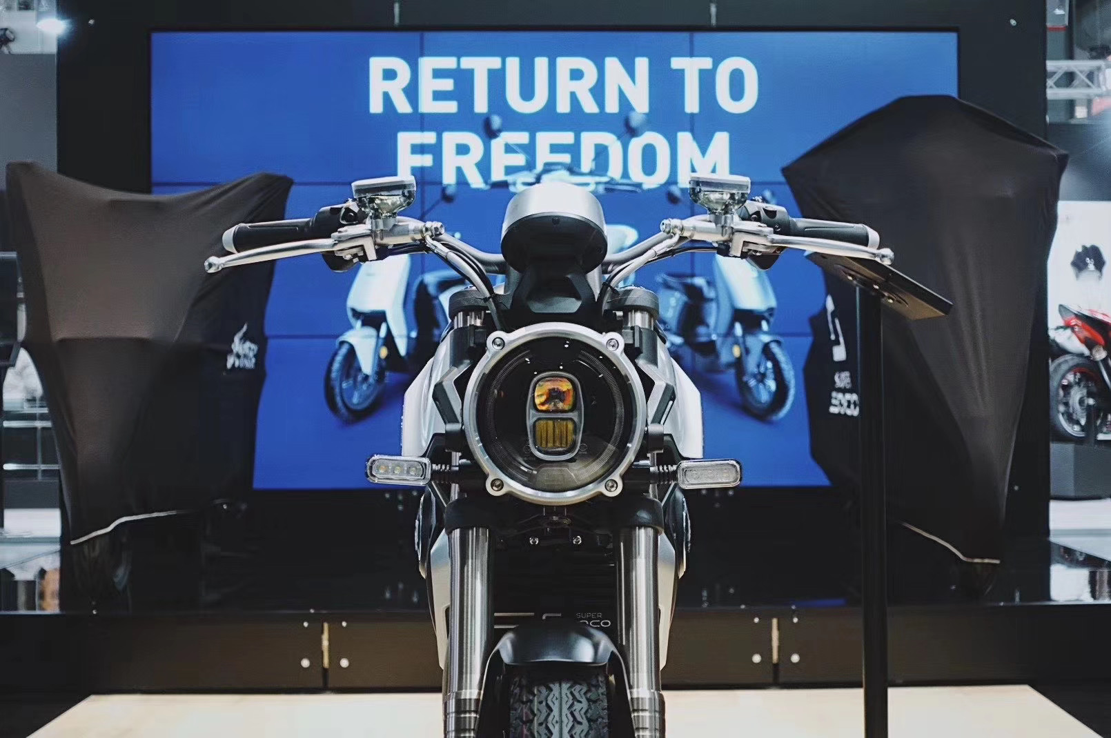 Electric vehicle，vehicle，