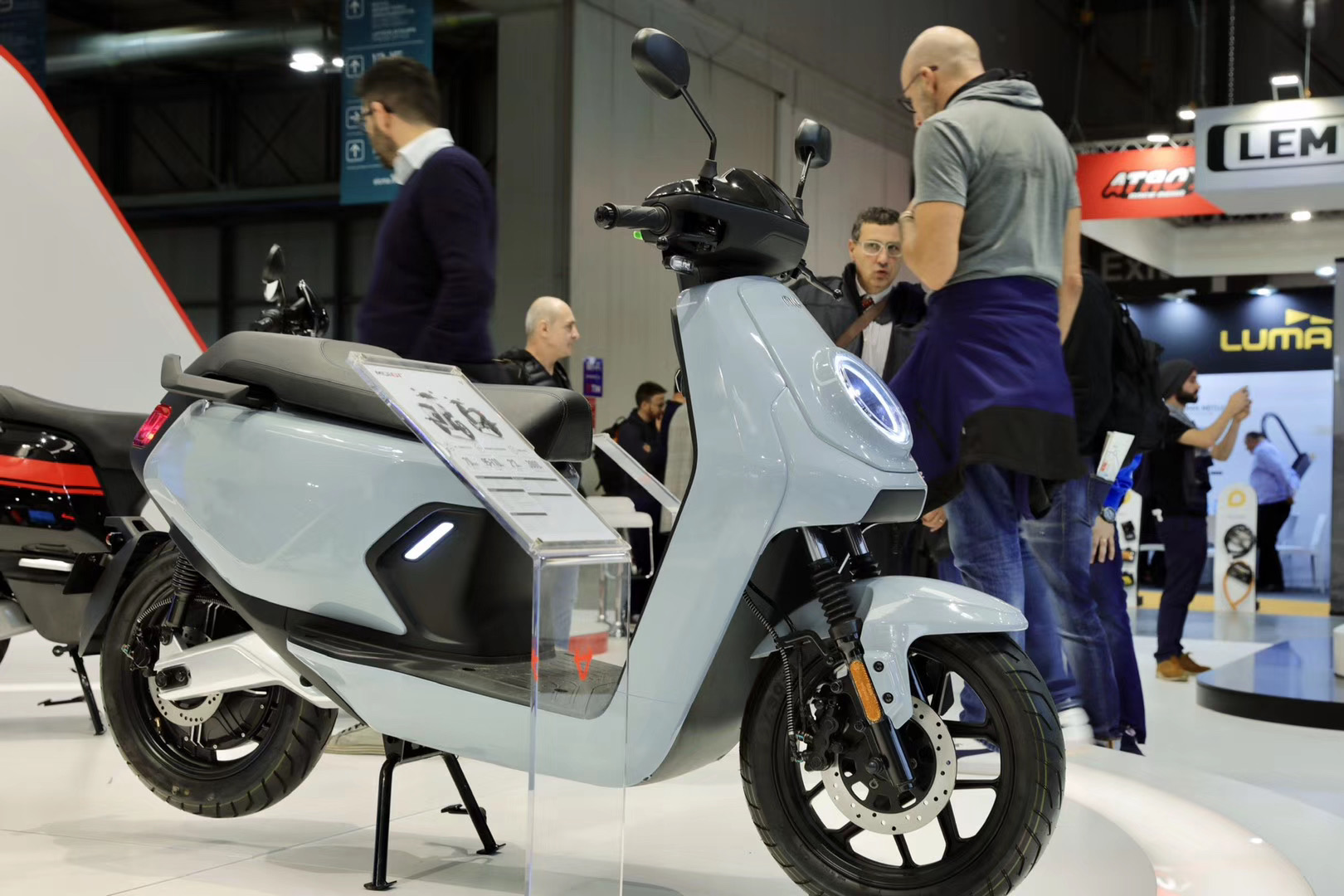 Electric vehicle，vehicle，