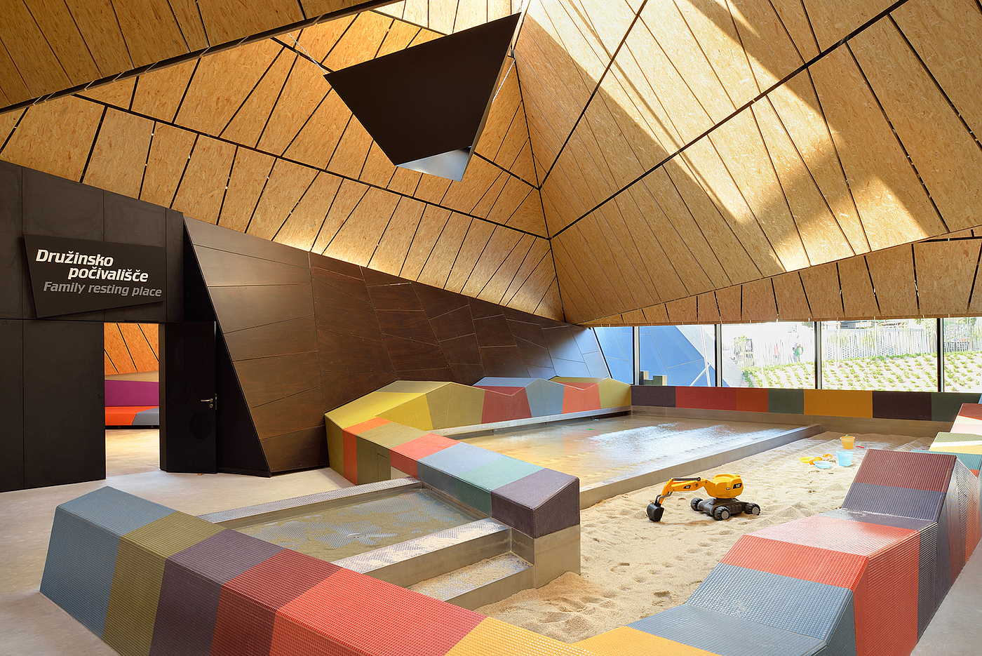 Landscape integration，underground，Available in winter and summer，Geometric roof，Swimming Pool，